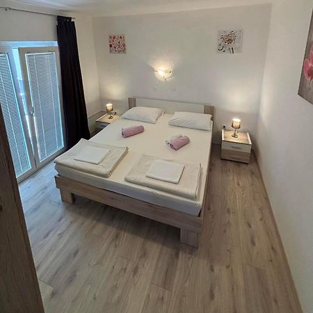 Apartments Lota Starigrad Paklenica Exterior photo