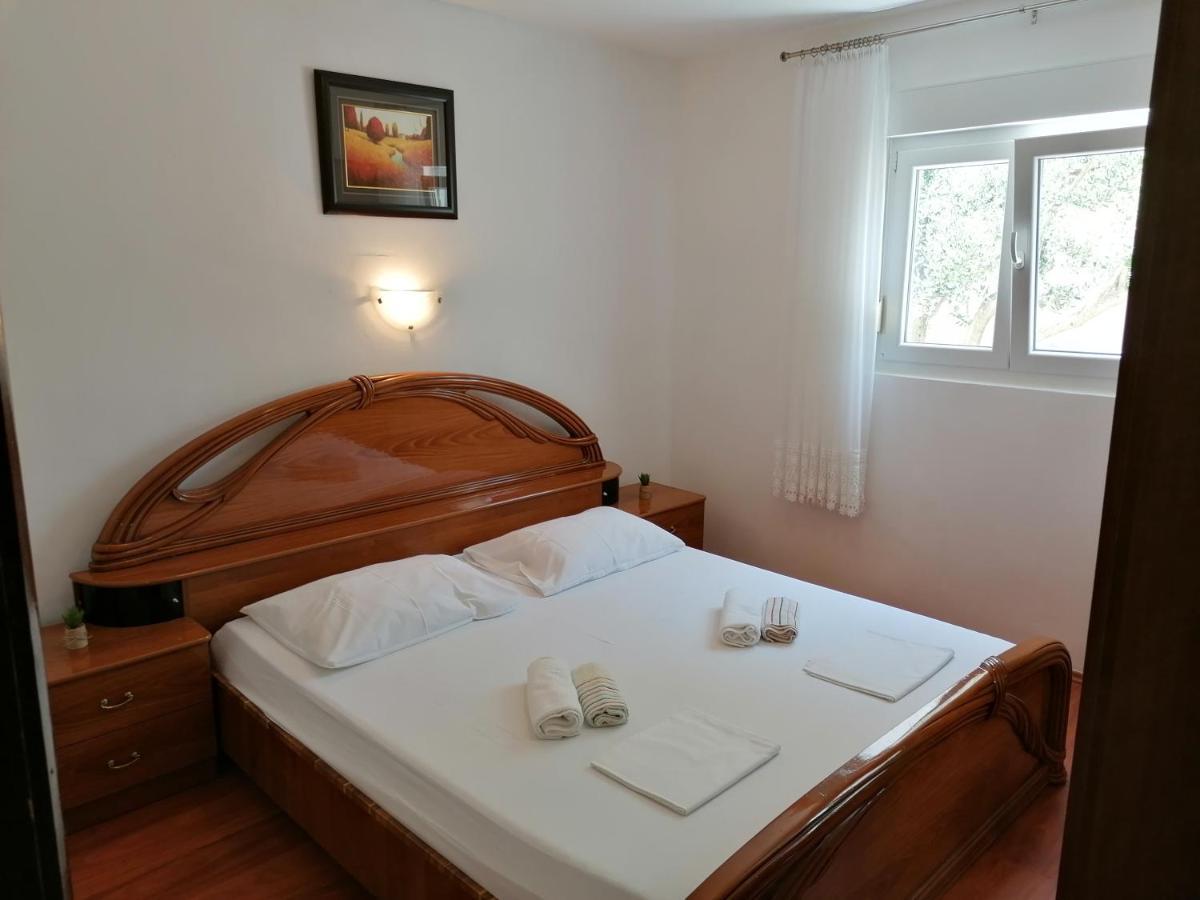 Apartments Lota Starigrad Paklenica Exterior photo