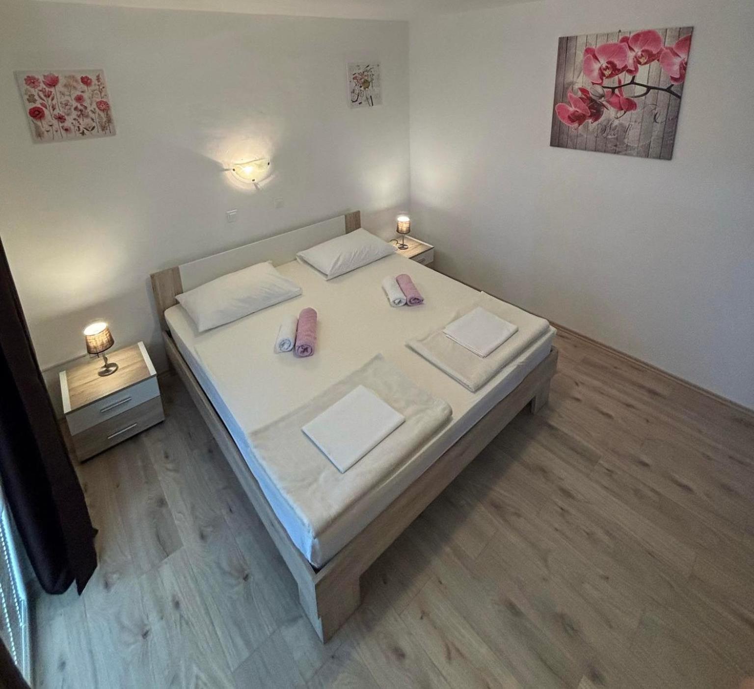 Apartments Lota Starigrad Paklenica Exterior photo
