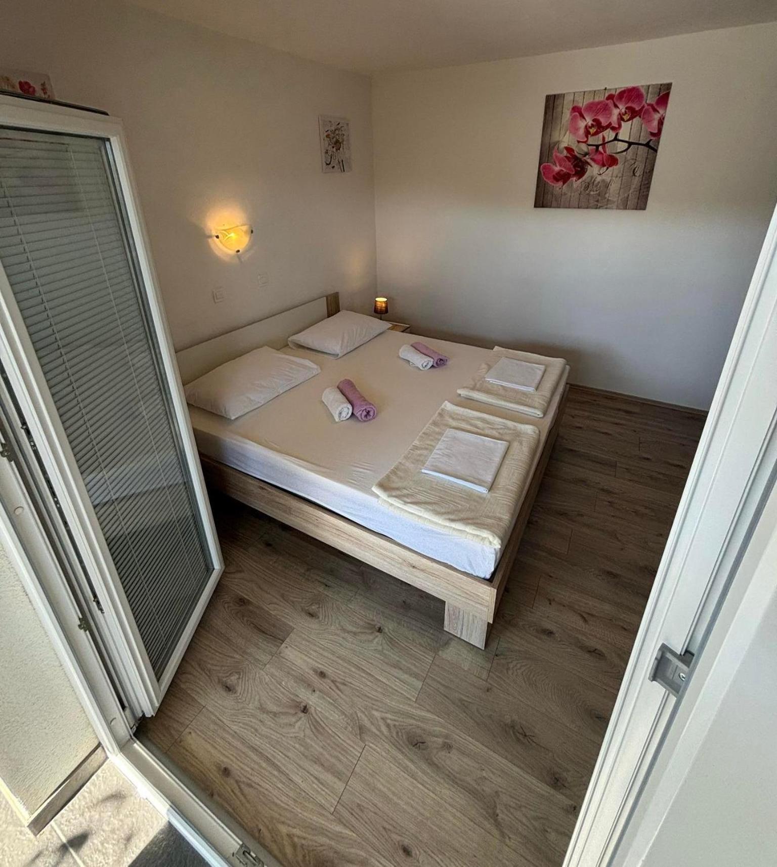 Apartments Lota Starigrad Paklenica Exterior photo